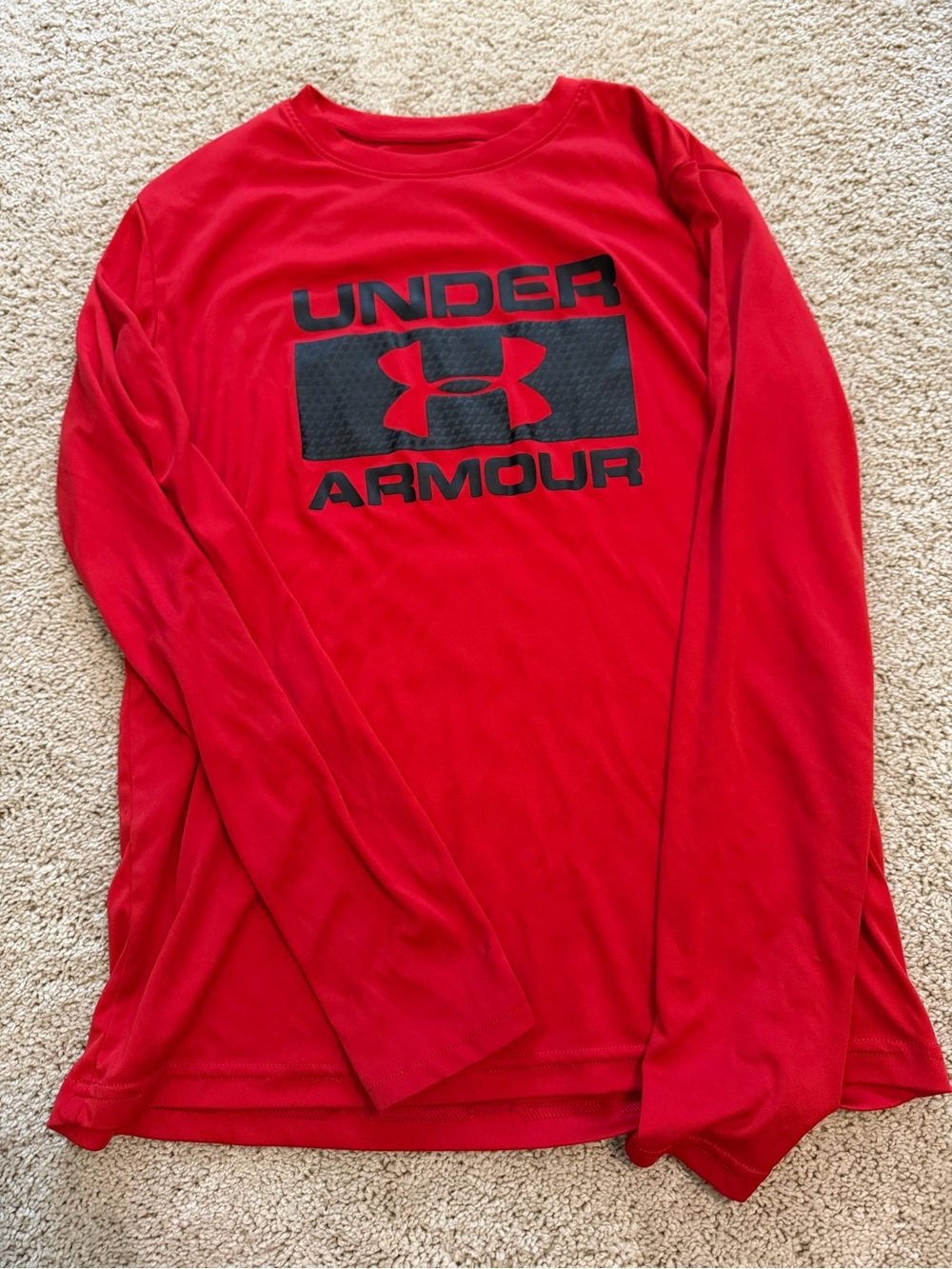 Large Under Armour Boys Red Long-Sleeve Performance Shirt